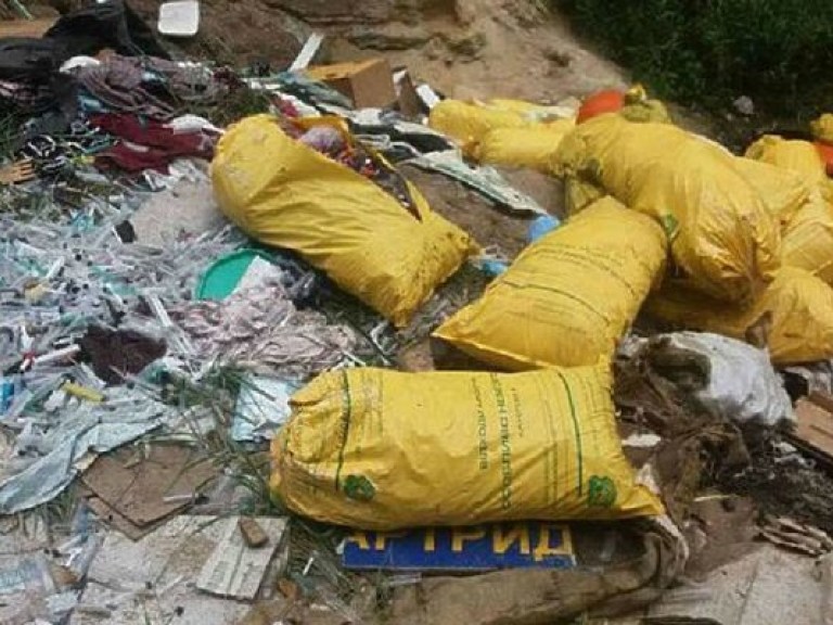 В Киевской области обнаружили свалку медицинских отходов (ФОТО)