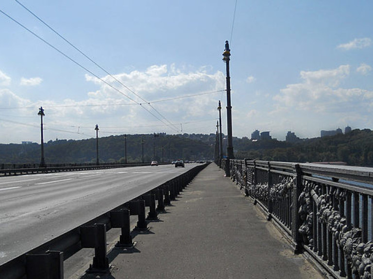 На столичном мосту Патона «Москвич» с боеприпасами и оружием врезался в самосвал (ВИДЕО)