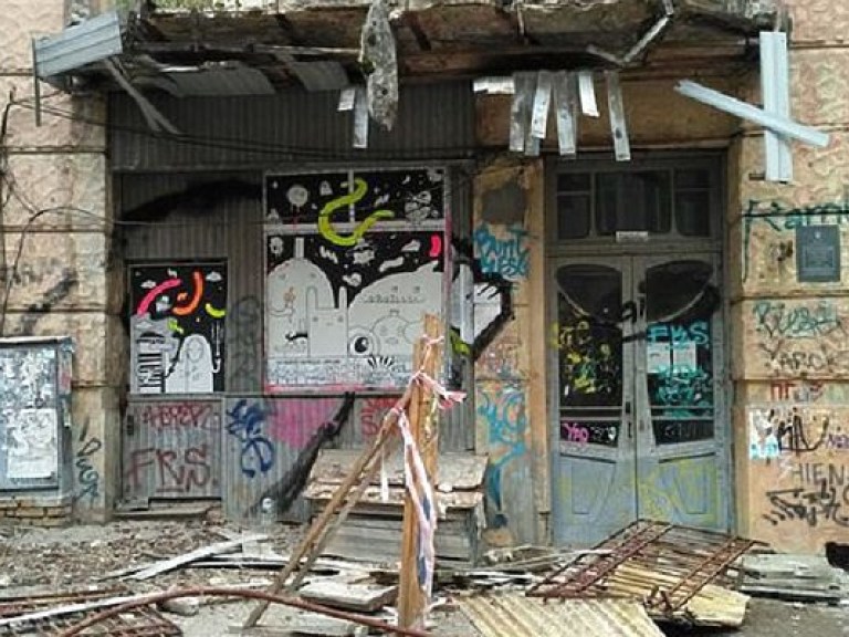 На историческом здании в центре Киева обвалился балкон (ФОТО)