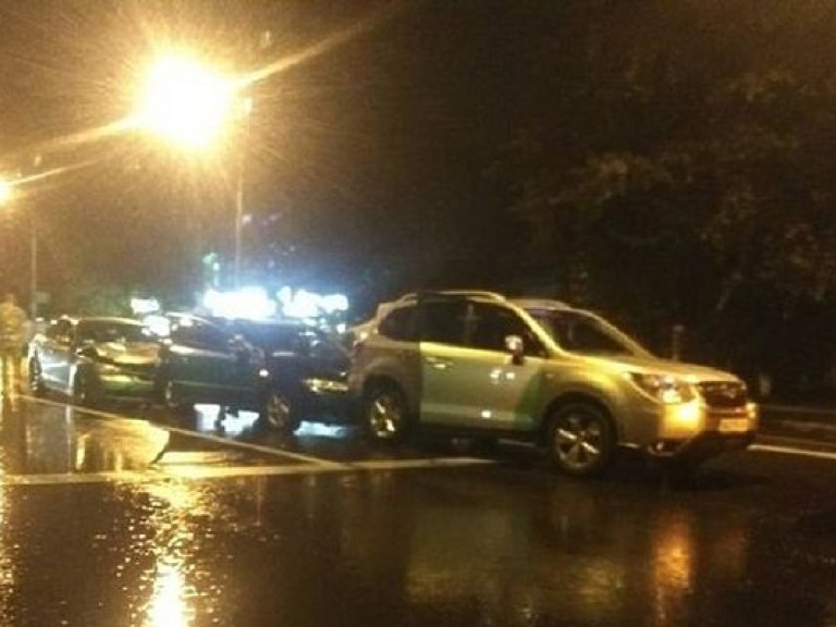 В Киеве BMW, Mazda и Subaru столкнулись перед светофором (ФОТО)