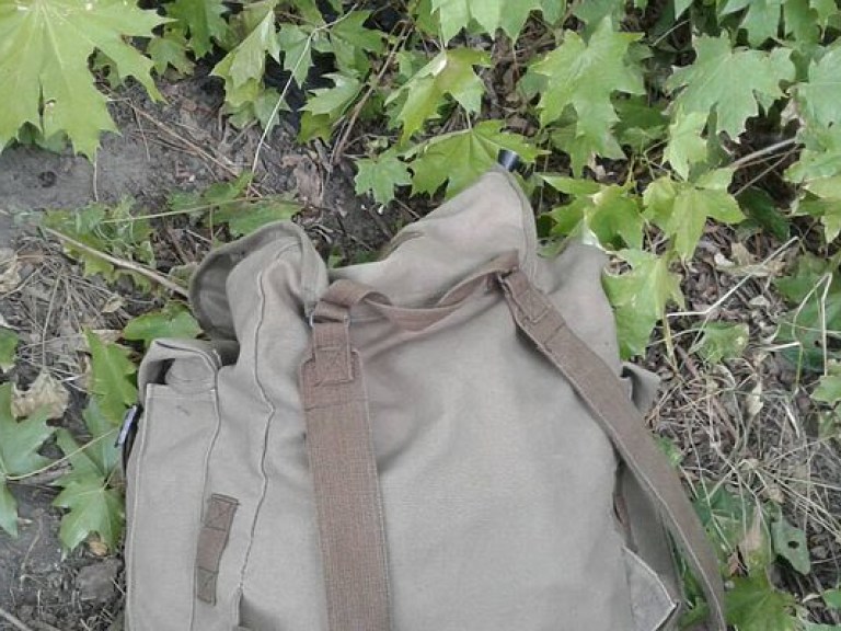 В Кременчуге на улице нашли военный рюкзак с автоматом (ФОТО)