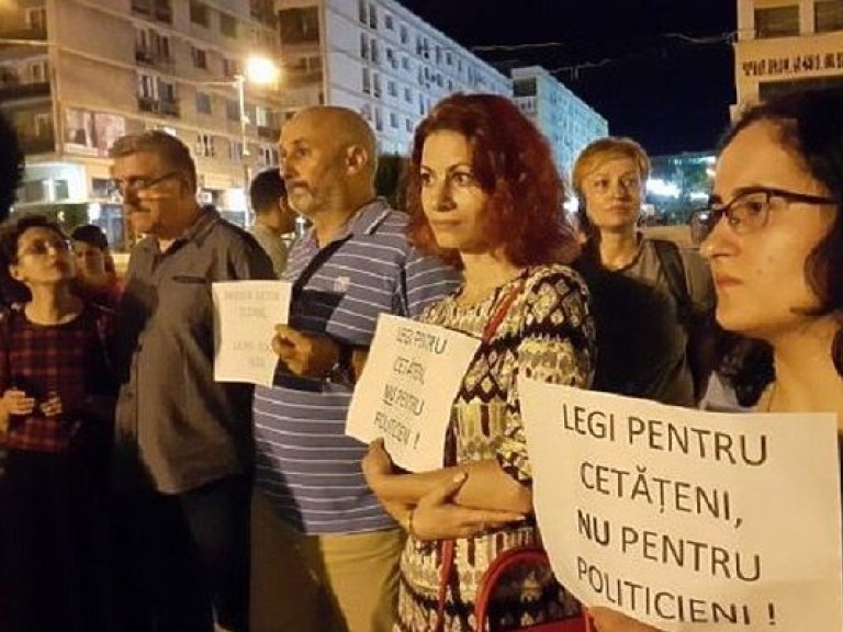 В Румынии начались массовые протесты: люди потребовали отставки руководства парламента (ФОТО, ВИДЕО)