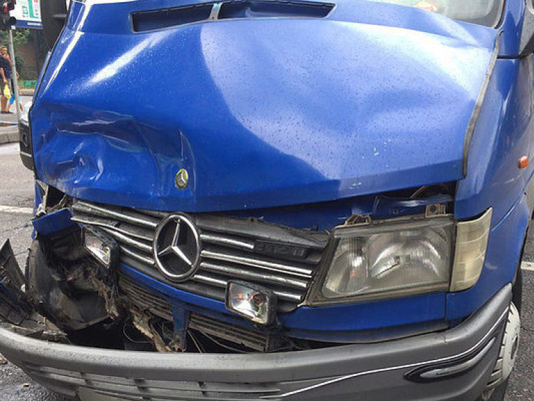 Маршрутка и Chevrolet столкнулись в Кривом Роге, пятеро пострадавших госпитализировали (ФОТО)