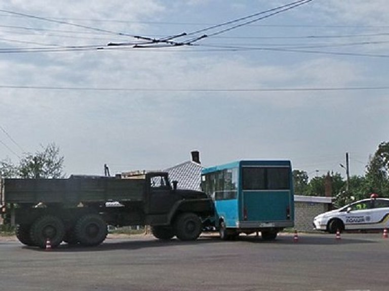 Военный грузовик врезался в маршрутку на дороге в Славянске, есть пострадавшие (ФОТО)