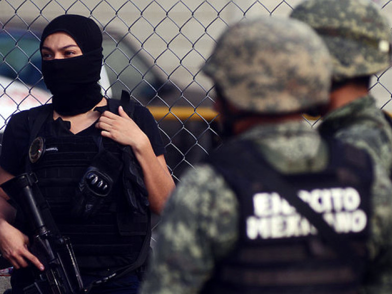 В Сети появились видео перестрелки между мексиканскими солдатами и бойцами наркокартеля