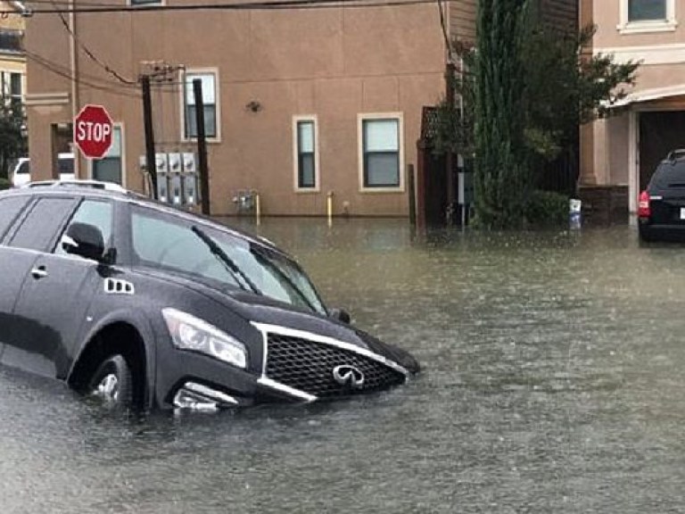 Ураган Харви вызвал крупное наводнение в Хьюстоне, 2000 человек эвакуированы (ФОТО)