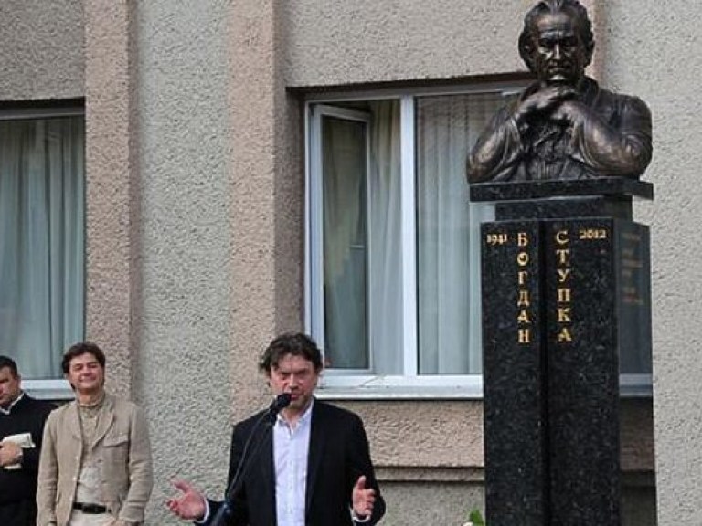 Во Львовской области к годовщине со дня рождения Богдана Ступки установили памятник (ФОТО)