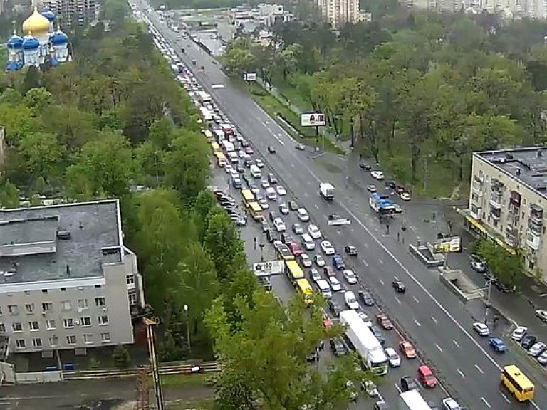 В Киеве образовалась пробка на проспекте Николая Бажана (КАРТА)