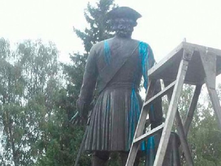 Неизвестные облили краской памятник Петру I в Полтаве (ФОТО)