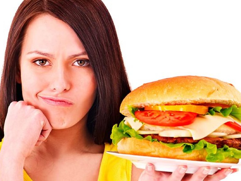Диетолог: жирная пища провоцирует депрессию и снижает работоспособность