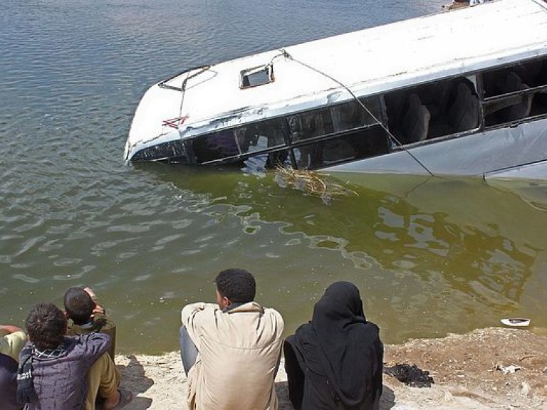 В Египте автобус с туристами упал с автострады, погибли 14 человек (ФОТО)