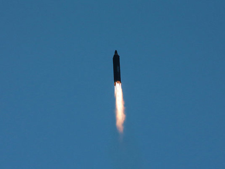 Появились фото вчерашних испытаний северокорейской ракеты «Хвасон-12»