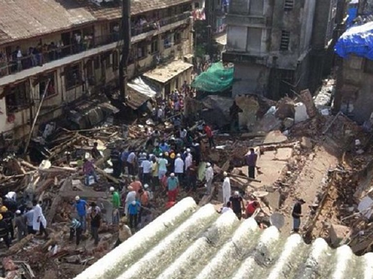 В Индии обрушился жилой дом, есть жертвы (ФОТО)