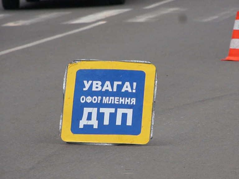 В Киеве иномарка влетела в трамвай