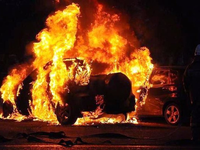На одесской автостоянке ночью сгорели четыре автомобиля