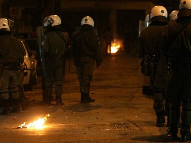 В Афинах неизвестные забросали полицию «коктейлями Молотова» (ФОТО)