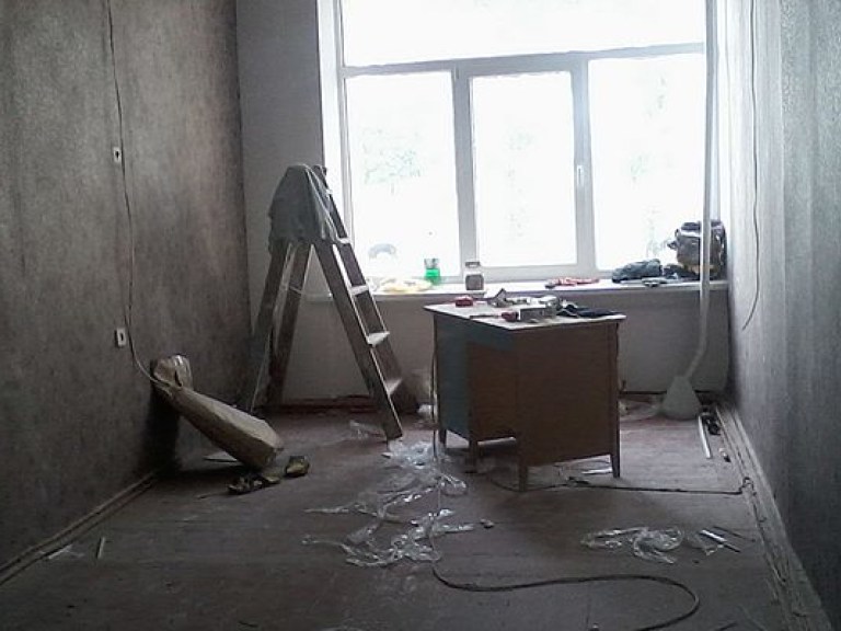 Новый учебный год: В Запорожской области для ремонта школы привлекли учеников (ФОТО)