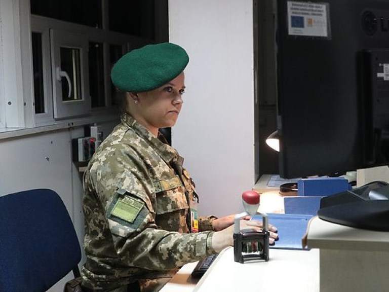 Украина с 2018 года начнет проводить биометрический контроль на границе &#8212; Порошенко