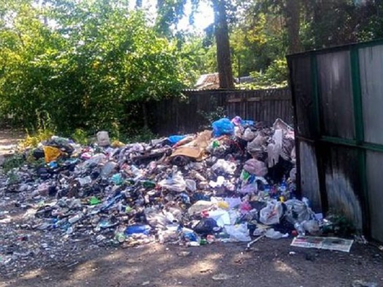 В Киеве возле станции метро «Житомирская» образовалась стихийная свалка (ФОТО)