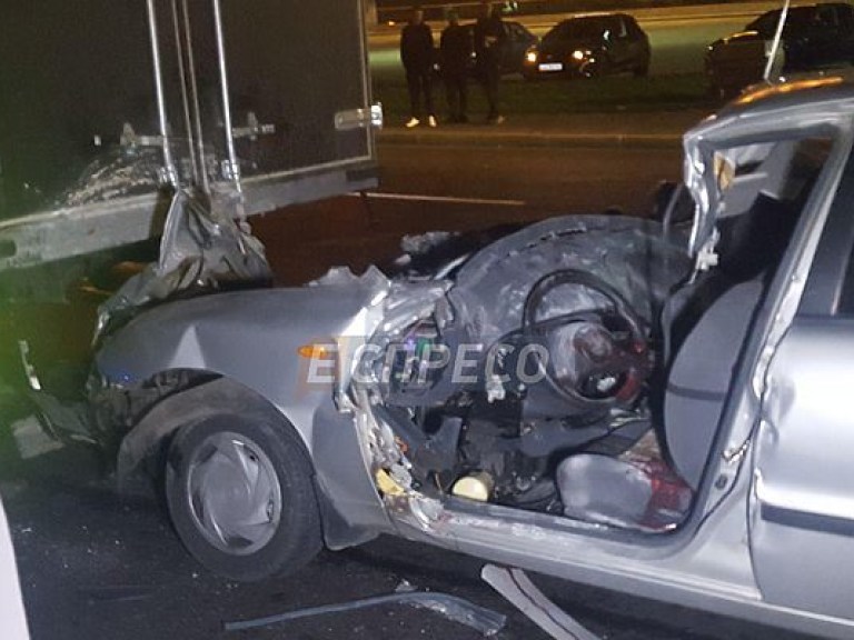 ДТП В Киеве: DAEWOO Lanos на скорости влетел в грузовик, есть погибшие (ФОТО)
