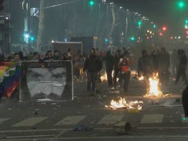 В результате массовых беспорядков в столице Аргентины пострадали 17 человек (ФОТО)