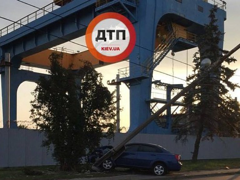 На киевской дамбе автомобиль врезался в столб, есть пострадавшие (ФОТО)