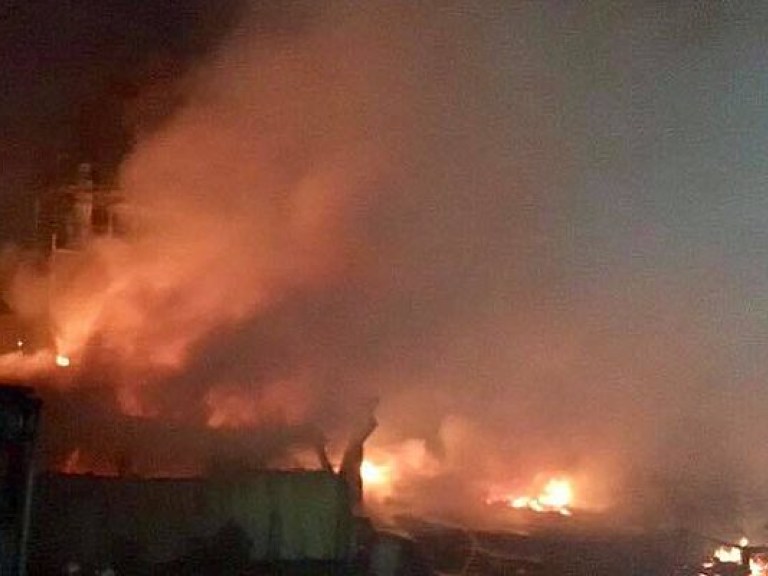 Ночью на левом берегу Киева горели складские помещения с древесиной (ФОТО, ВИДЕО)