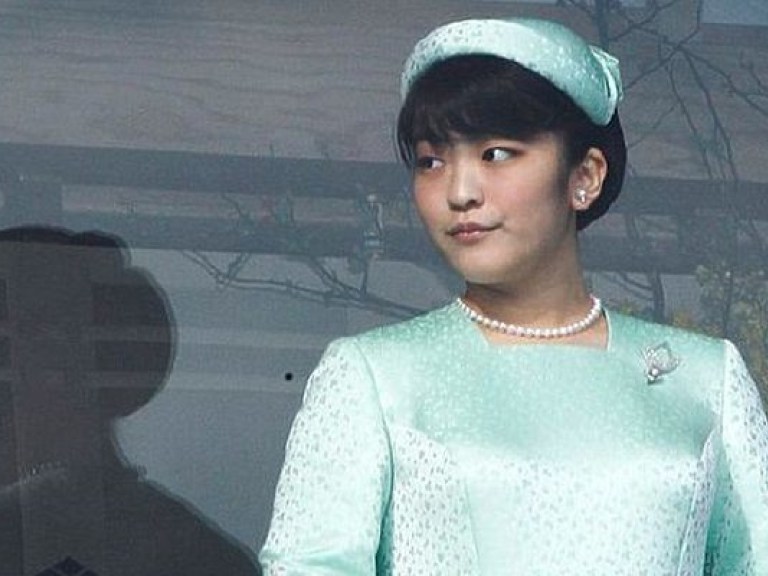 Японская принцесса отреклась от престола и официально объявила о помолвке с юристом