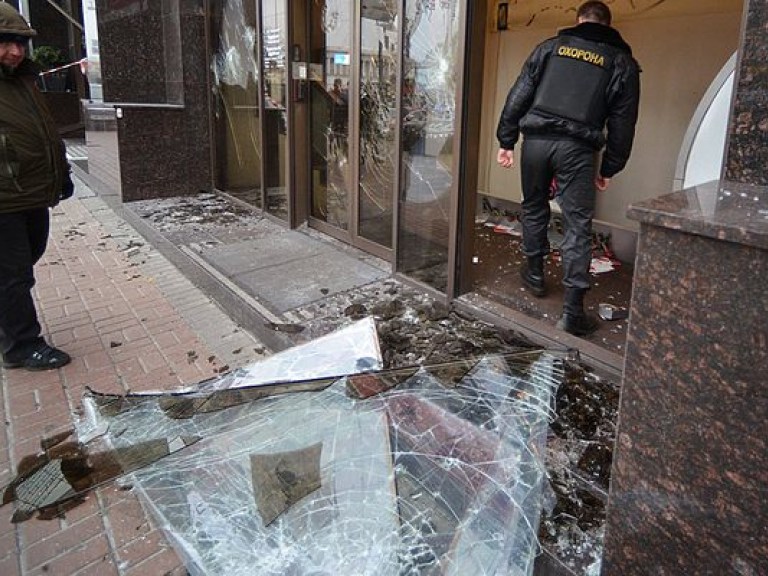 Граффити-скандал в Киеве: из магазина «Эмпориум» вывезли всю мебель и поставили охрану