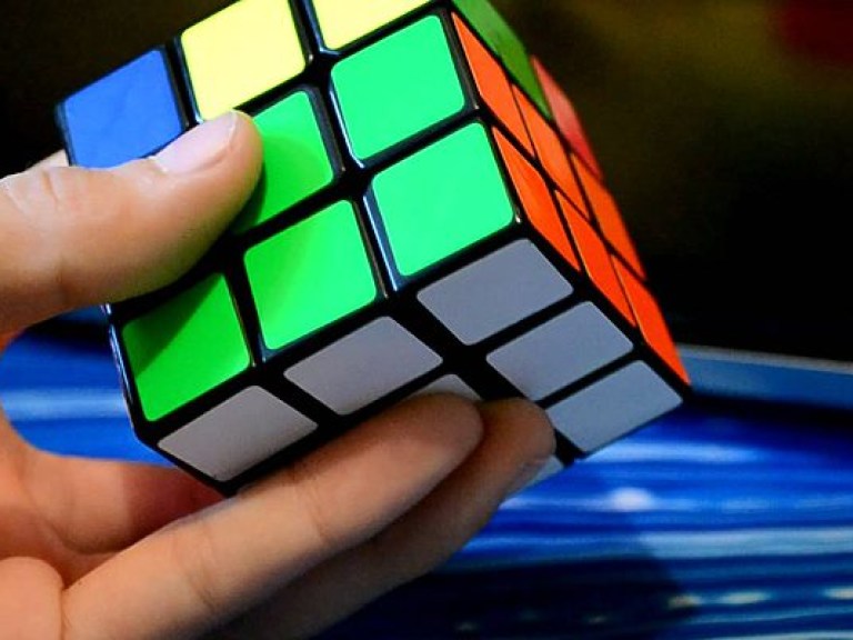15-летний американец установил новый рекорд по сборке кубика Рубика (ВИДЕО)