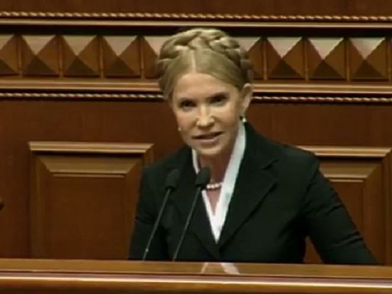 Тимошенко выступила перед нардепами в прежнем образе – с косой на голове (ФОТО)