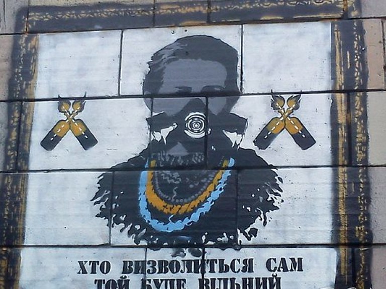 Автор граффити на Грушевского рассказал, когда сможет его восстановить