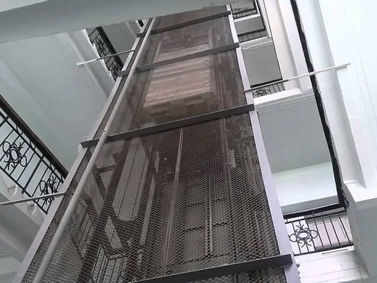 В Киеве на Троещине жильцы дома пять месяцев добиваются ремонта единственного лифта