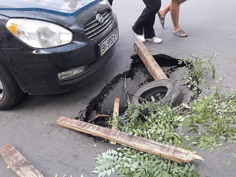 В Одессе под машиной провалился асфальт (ФОТО)