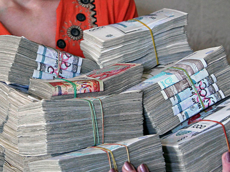 Узбекистан девальвировал национальную валюту в два раза
