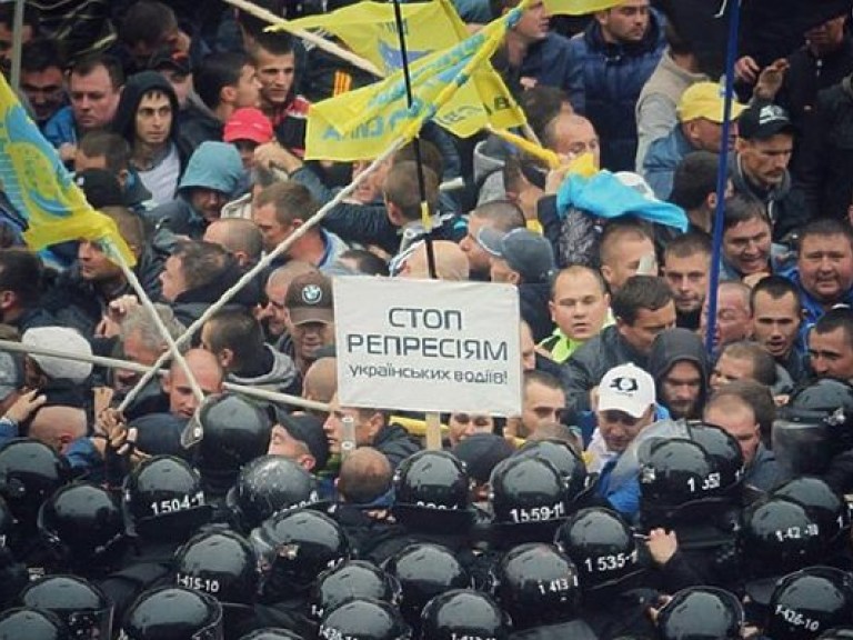 В Киеве полиция разогнала возле Рады митинг автомобилистов (ФОТО, ВИДЕО)