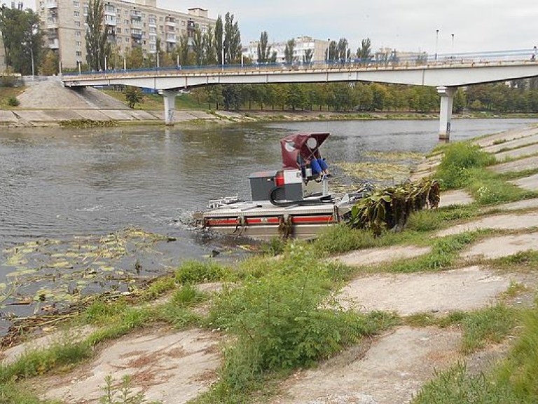 Для очистки Русановского канала в Киеве привлекли машину-амфибию (ФОТО)
