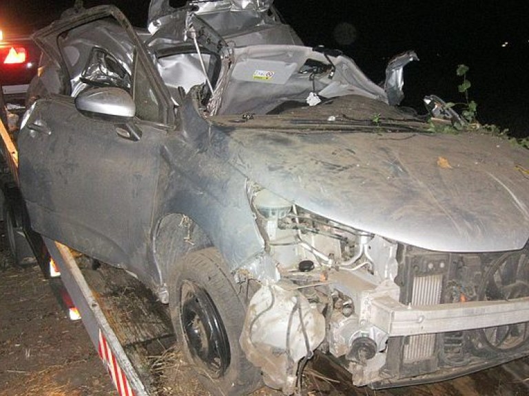 Под Херсоном Citroen на скорости врезался в дерево, погибла 21-летня девушка (ФОТО)