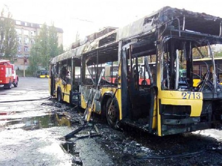 В одном из киевских депо при неизвестных обстоятельствах сгорел троллейбус (ФОТО)