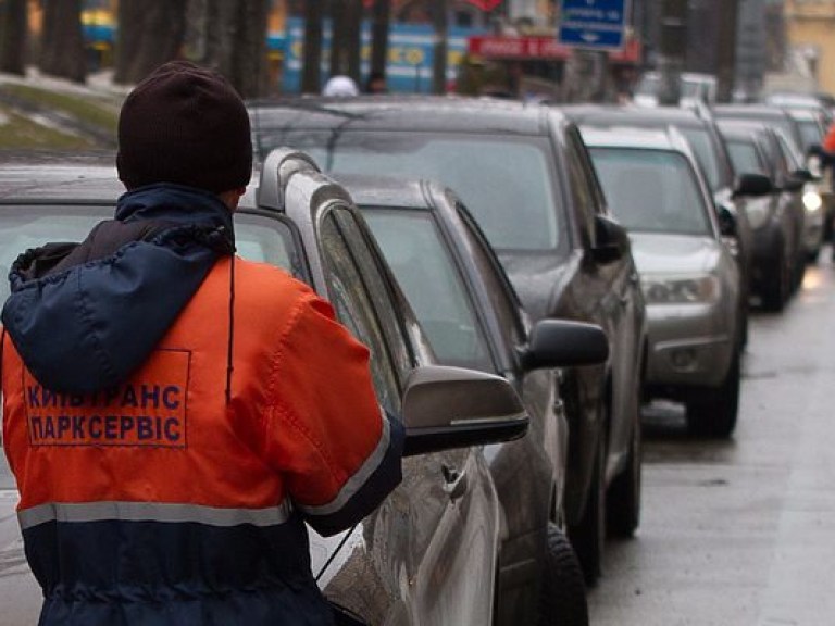 В Киеве появились поддельные парковщики