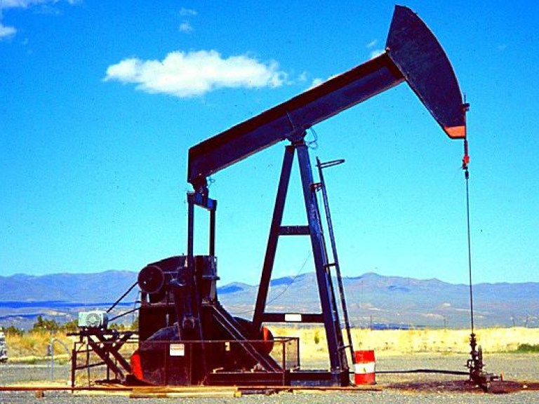 Цена нефти Brent растет, она торгуется выше 54 долларов за баррель