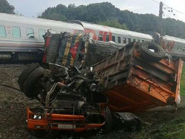 В России грузовик врезался в поезд, пострадали 17 человек (ФОТО, ВИДЕО)