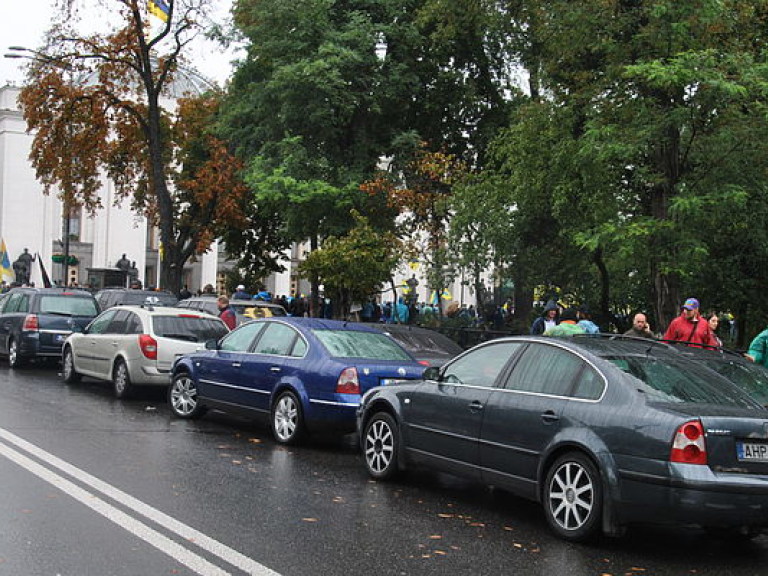 Власть должна провести разовую амнистию для авто на еврономерах и закрыть схему их импорта &#8212; эксперт