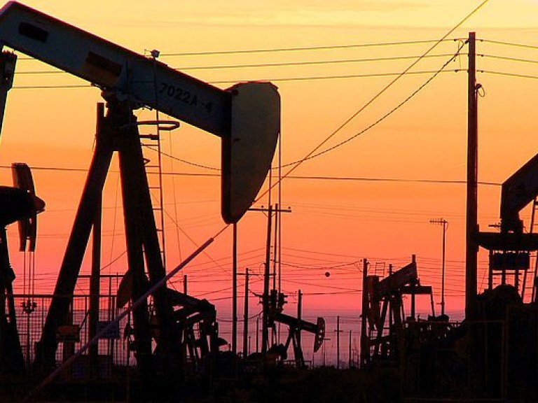 Цена нефти Brent превысила 54 доллара за баррель
