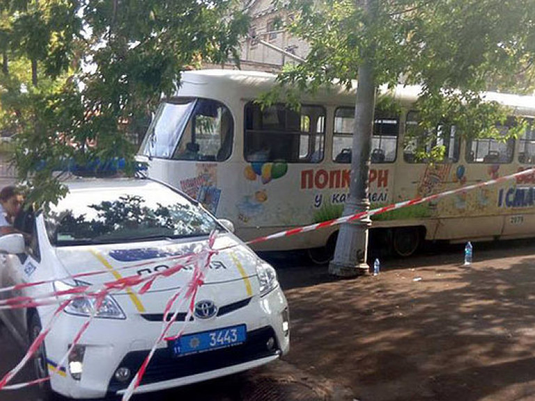 В Одессе трамвай переехал девушку и отрезал ей ноги (ФОТО)