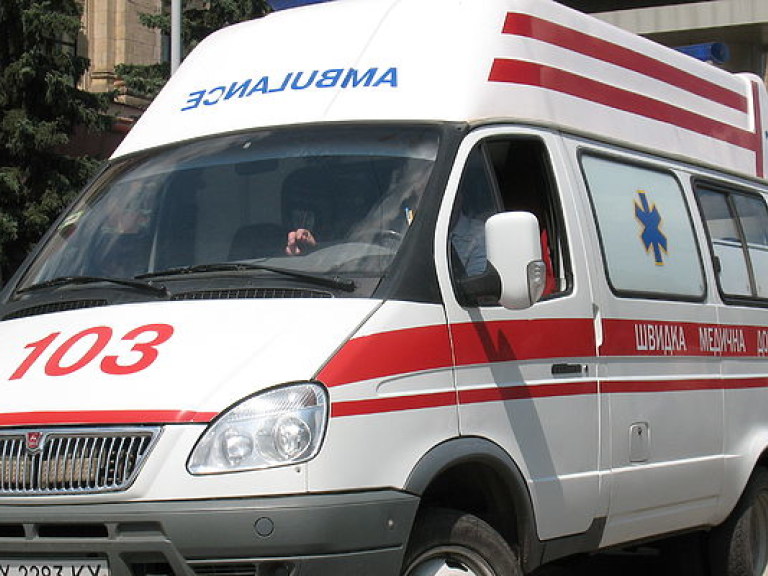 На Прикарпатье автомобиль врезался в остановку с людьми, погибла женщина (ФОТО)
