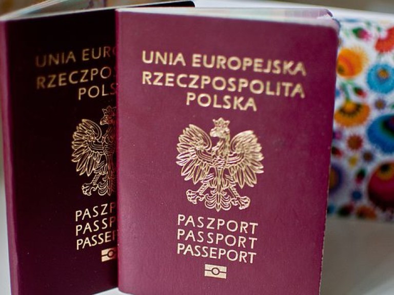 Польша отказалась от идеи размещения украинского кладбища на своих паспортах