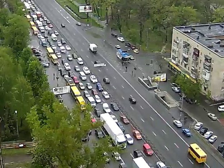 В Киеве в результате ДТП образовалась пробка на Набережном шоссе (КАРТА)