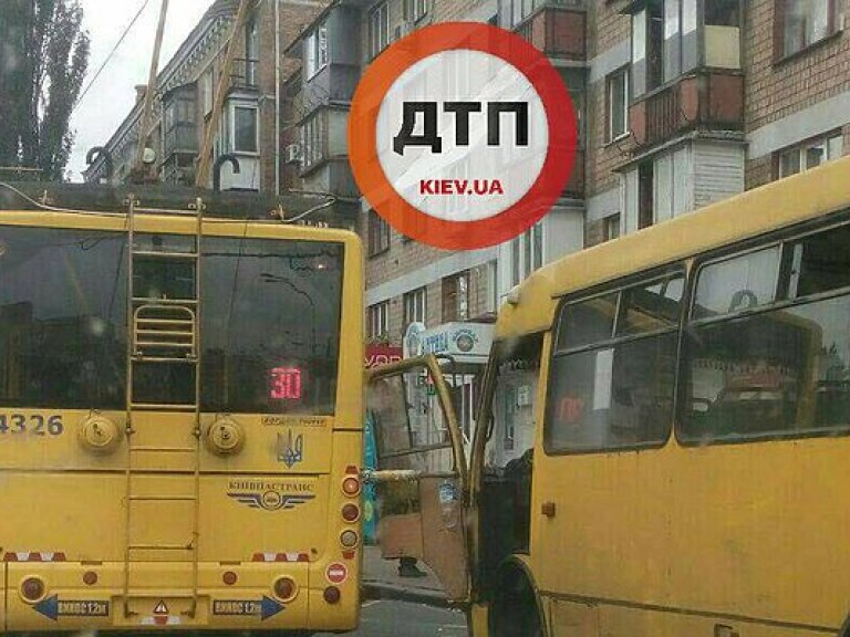 В Соломенском районе Киева столкнулись троллейбус и маршрутка (ФОТО)
