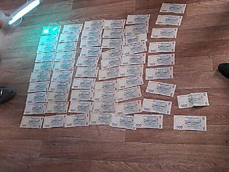 Главного инспектора Херсонской таможни поймали на взятке в 30 тысяч гривен (ФОТО)